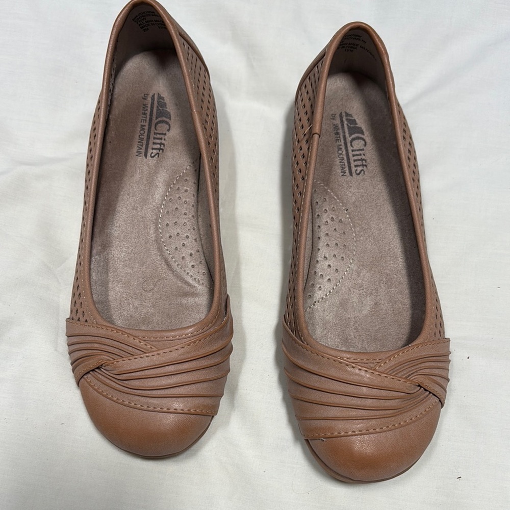 Cliffs by WHITE MOUNTAIN Tan Loafers with Pleated Toe